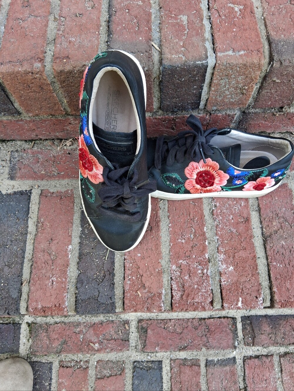 Skechers Women's Black Floral Embroidered Low-Top Sneakers - Picture 1 of 5